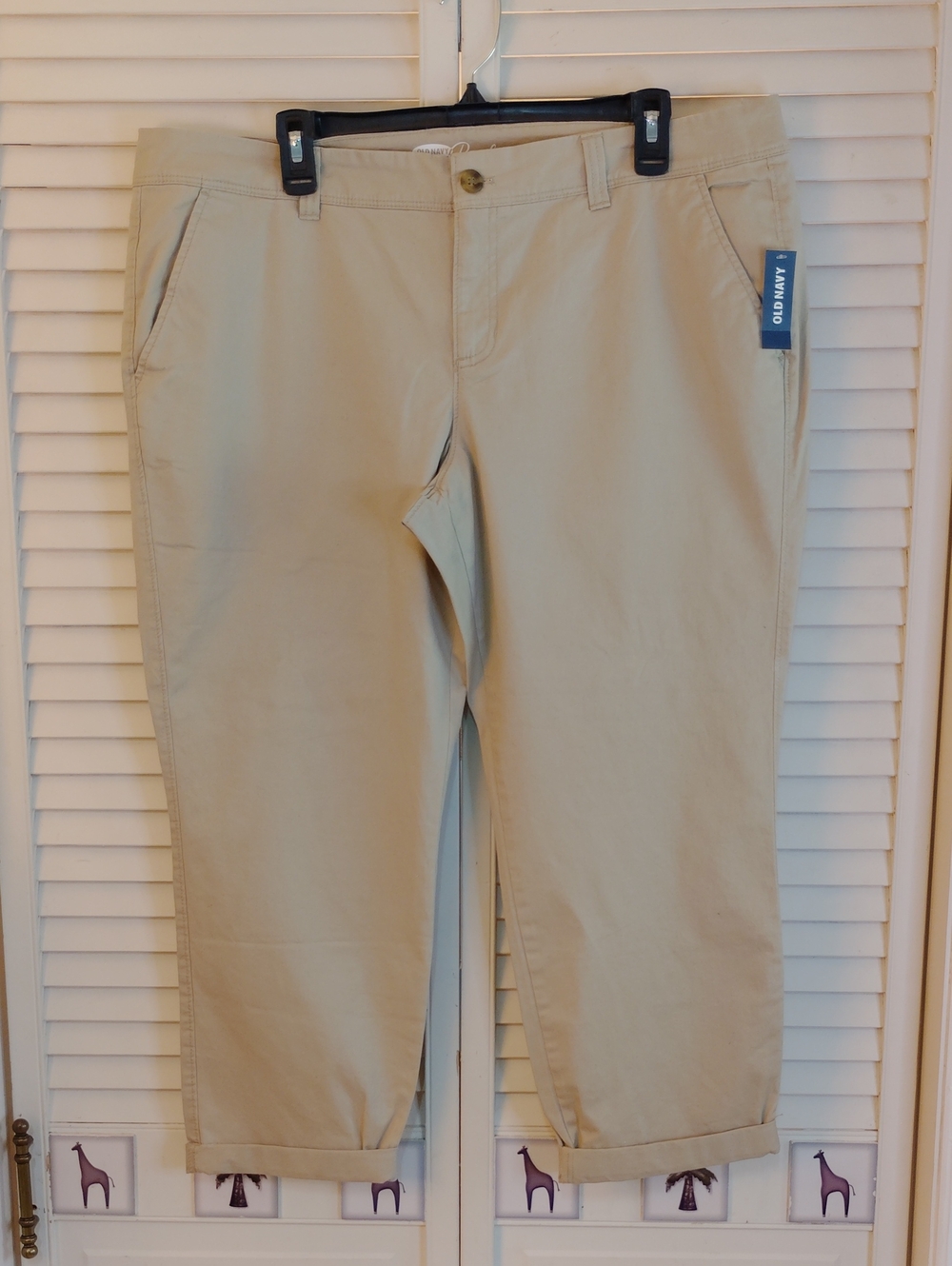 Old Navy Khaki Cropped Chino Capris - Picture 1 of 3